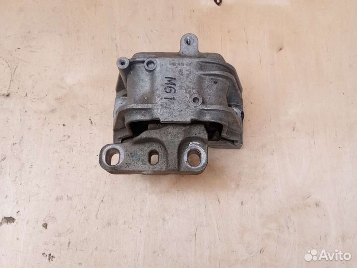 Опора двигателя правая VAG