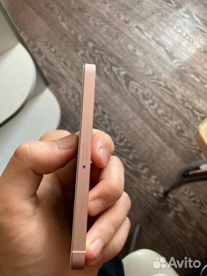 Телефон iPhone se 32 gb