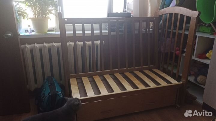 Детская кроватка с маятником