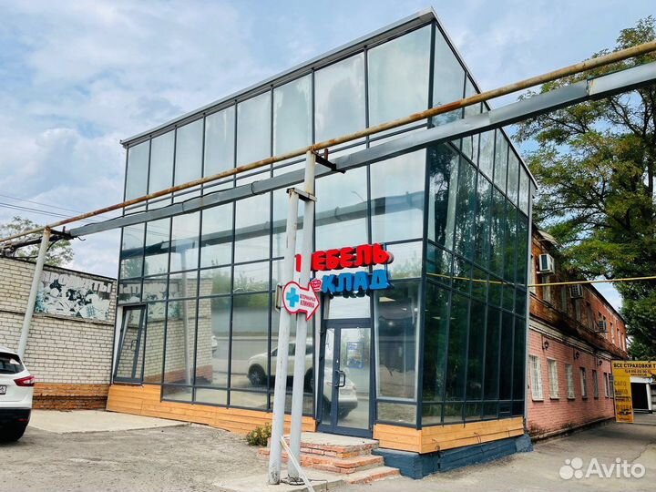 Шкаф и письменный стол у окна