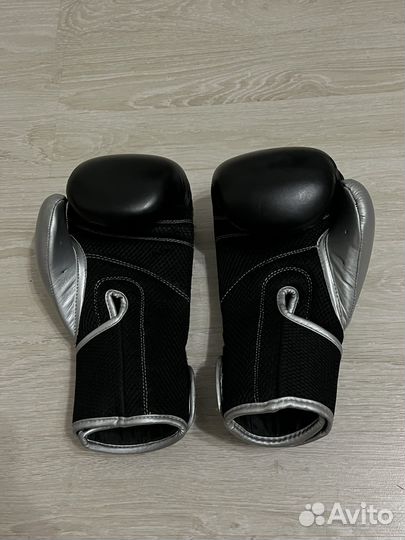 Боксерские перчатки 10 oz clinch