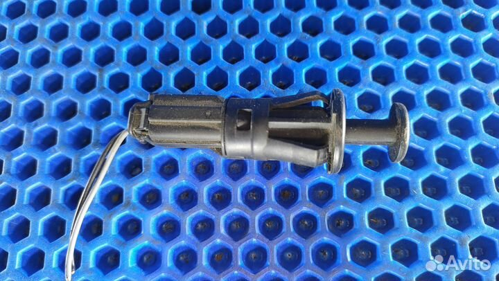 Концевик крышки багажника Renault Logan 1