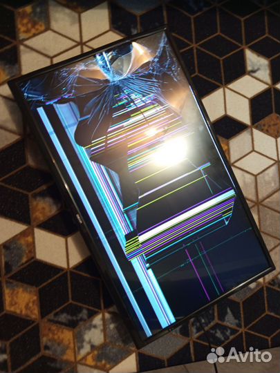 Кровать и телевизор