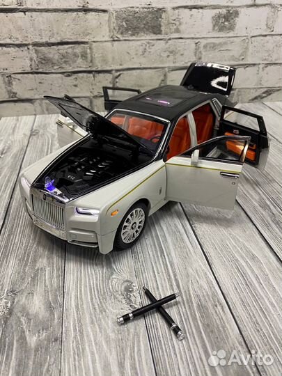 Модель автомобиля Rolls-Royce Phantom 25 см