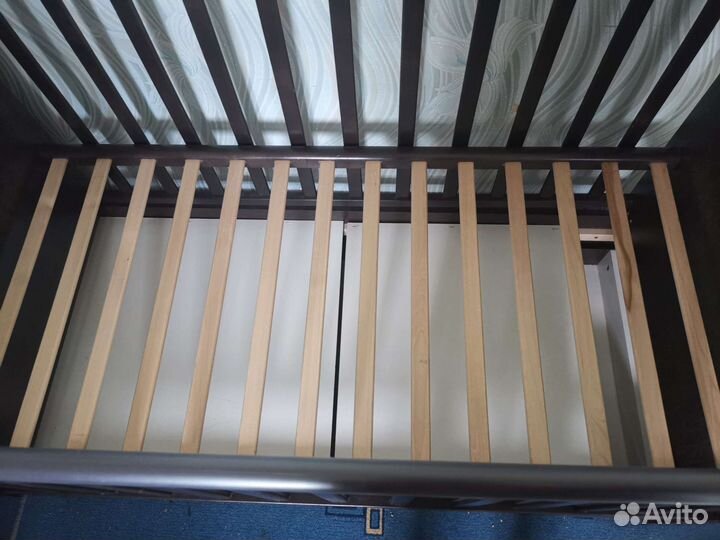 Детская кроватка с маятником и ящиком