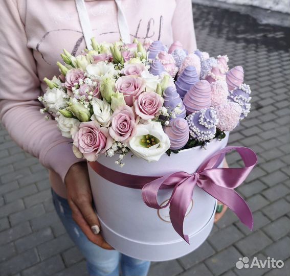 Сердце из клубники с цветами/изысканный подарок