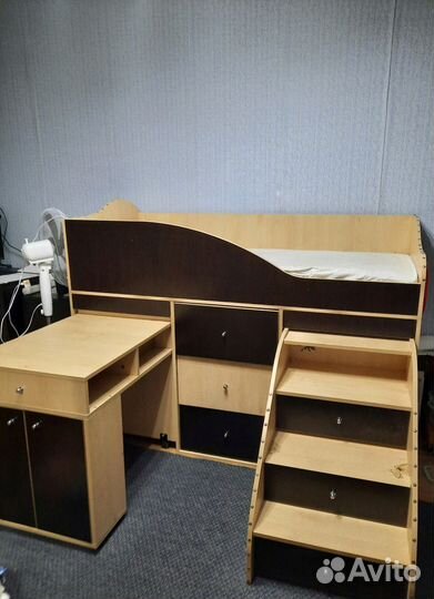 Детская кровать чердак со столом и шкафом бу