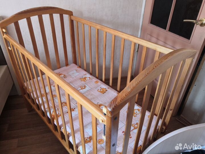 Детская кроватка с поперечным маятником