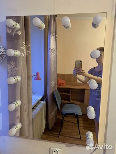 Гримерное зеркало с лампочками