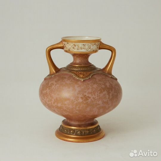 Старинная ваза нежно-розового оттенка с ручками