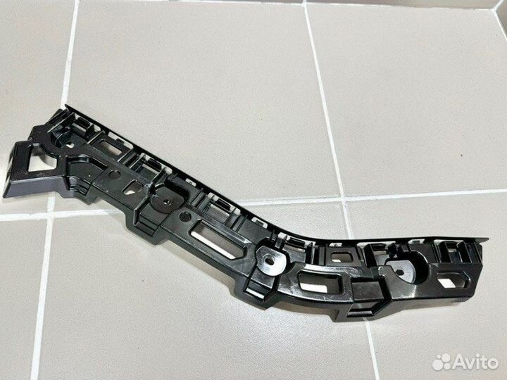 Направляющая бампера задняя правая Skoda Rapid 2
