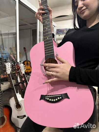 Акустическая гитара розовая