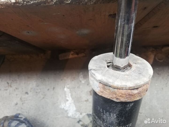 Задние амортизаторы Toyota аvensis 2008г