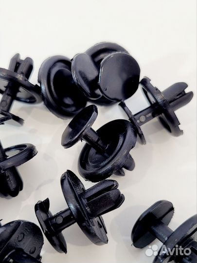 Оригинальная клипса крепления Toyota 9046707214