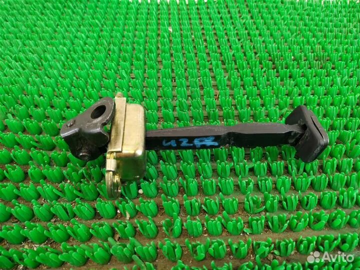 Ограничитель двери передней правой Honda CR-V 2