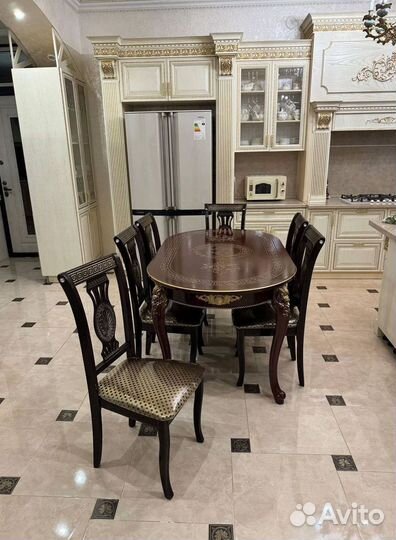 Большой обеденный стол и стулья