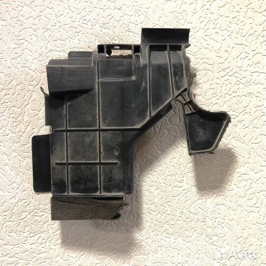 Дефлектор радиатора правый нижний Nissan Patrol