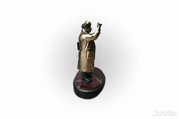 Бронзовая статуэтка Доктор с саквояжем