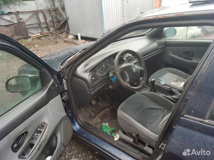 Кулак поворотный передний правый Peugeot 406 1.8i