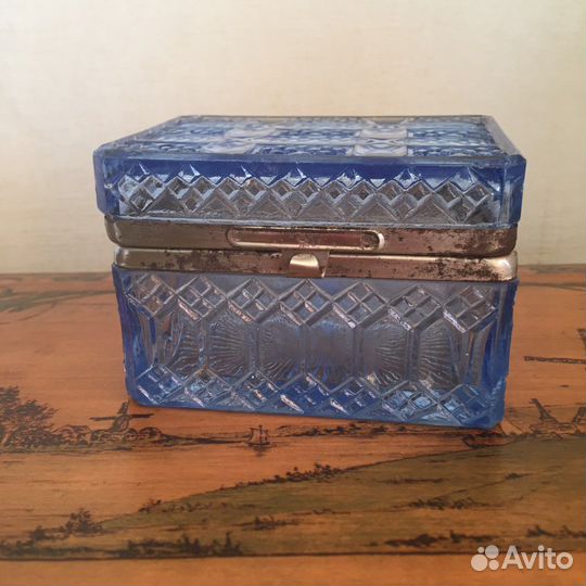 Старинная шкатулка из голубого стекла