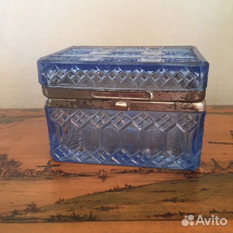 Старинная шкатулка из голубого стекла
