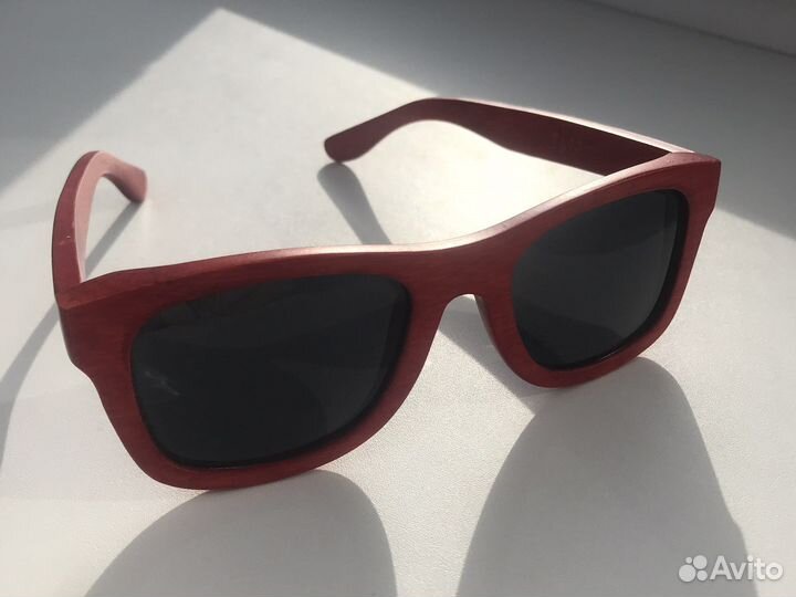 Солнцезащитные очки в деревянной оправе