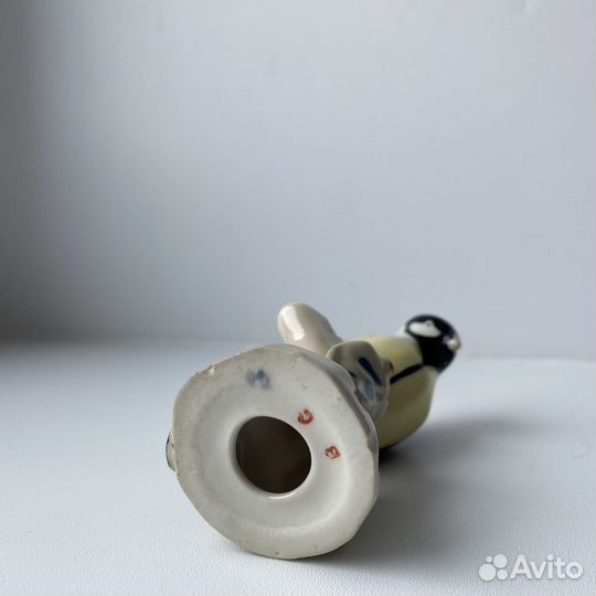 Статуэтка птичка на пеньке