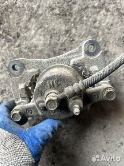 Левый тормозной суппорт corolla 120