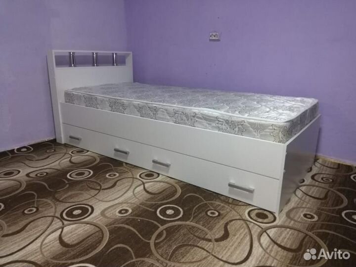 Кровать с матрасом 90 200