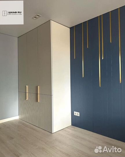 Шкаф распашной с полками