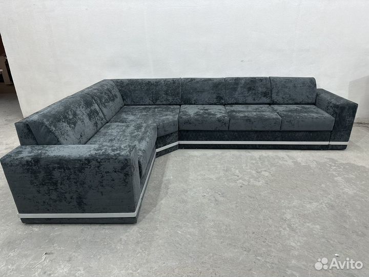 Диван с молдингом