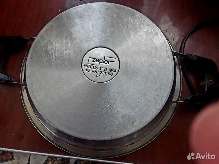 Сковорода и кофейные чашки фирмы цептер