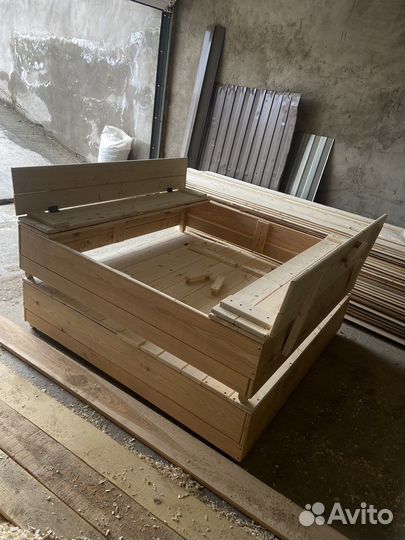 Песочница с крышкой-лавочкой