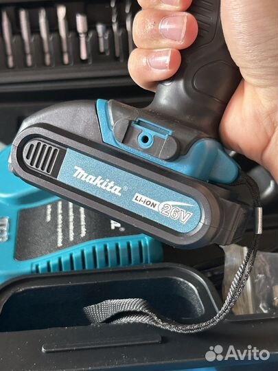 Шуруповерт Makita 26v с набором инструментов