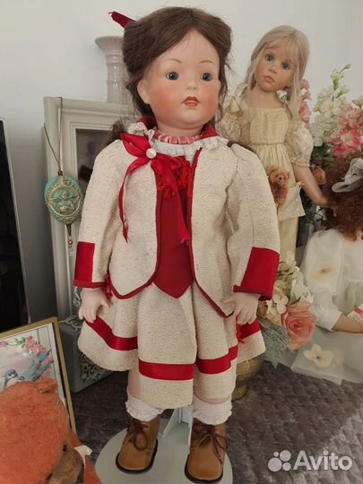 Кукла фарфоровая
