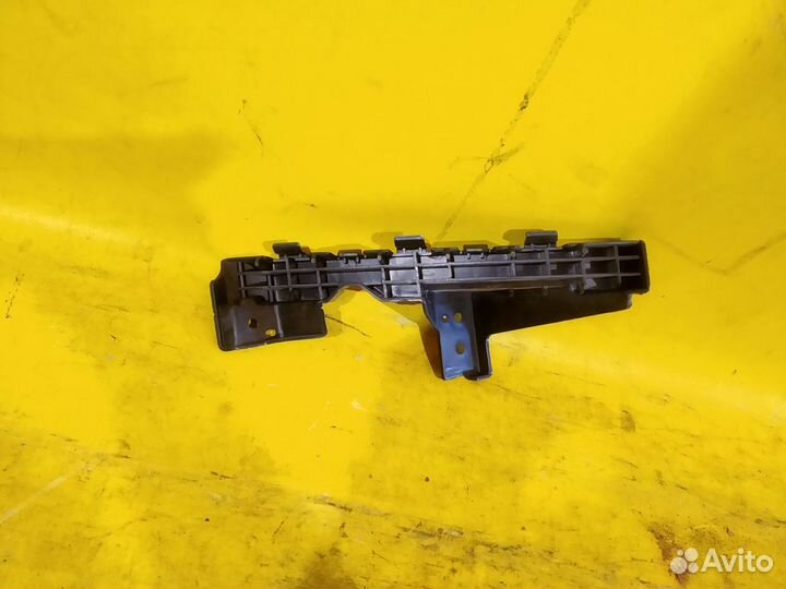 Кронштейн переднего бампера правый Kia Ceed 12-18