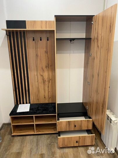 Прихожая со шкафом и зеркалом