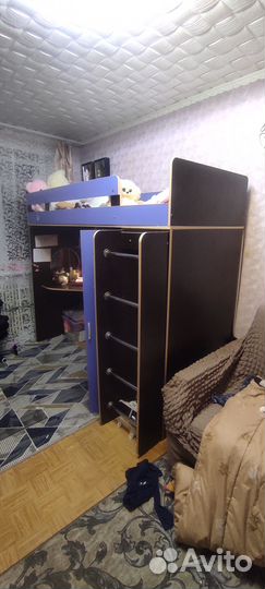 Детская кровать чердак со столом и шкафом
