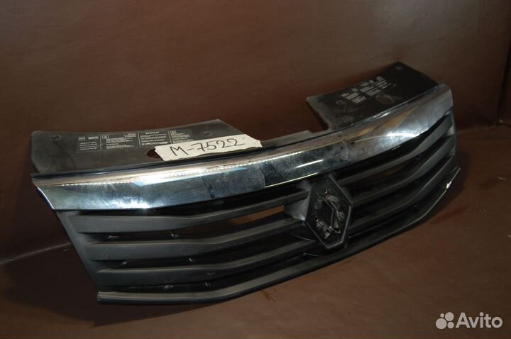 Решетка радиатора центральная - Renault Sandero 1