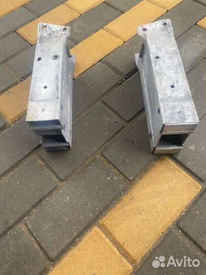 Кронштейн переднего уселителя
