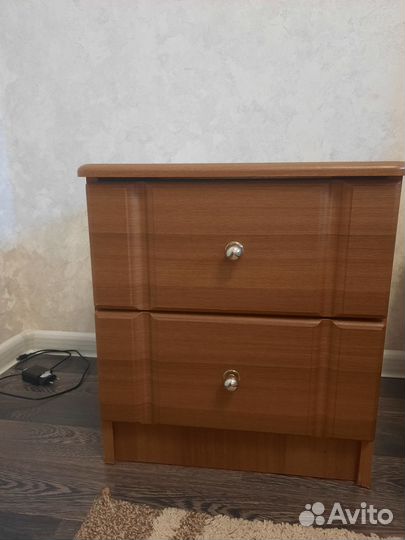 Кровать с матрасом, тумбочки