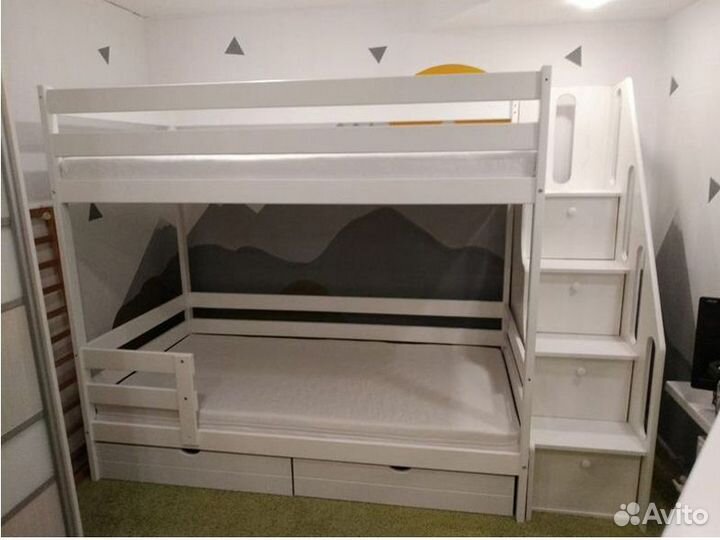 Двухъярусная детская кровать с лестницей комодом