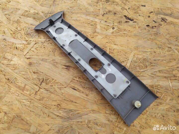 Обшивка стойки правая Nissan March K11 1.0 1998