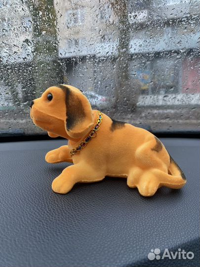 Игрушка на панель автомобиля