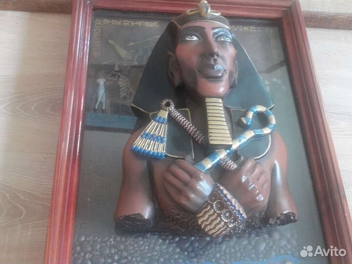 Скульптура в раме Эхнатон,Бог Солнца.Папирус