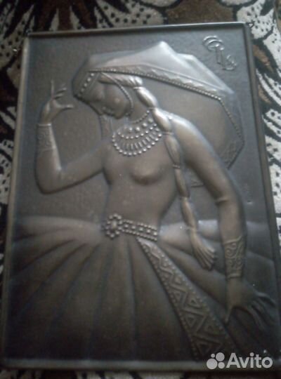 Старинная чеканка с вензелем мастера