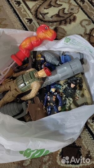 Пакетик с игрушками военные