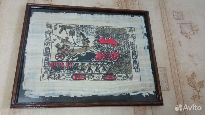 Египетский папирус в раме под стеклом