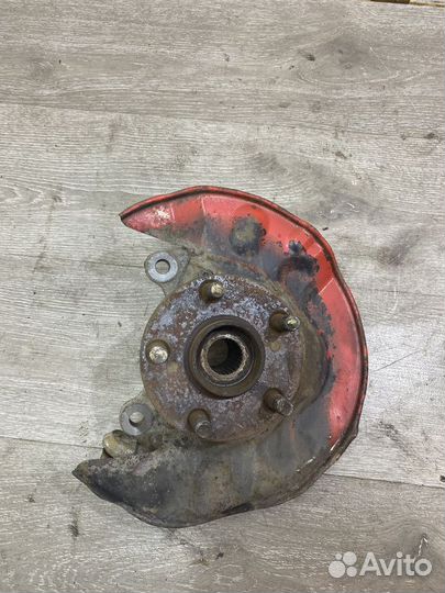 Кулак поворотный передний левый Pontiac Vibe