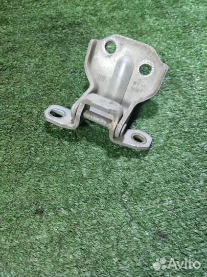 Петля двери передняя правая Hyundai Sonata